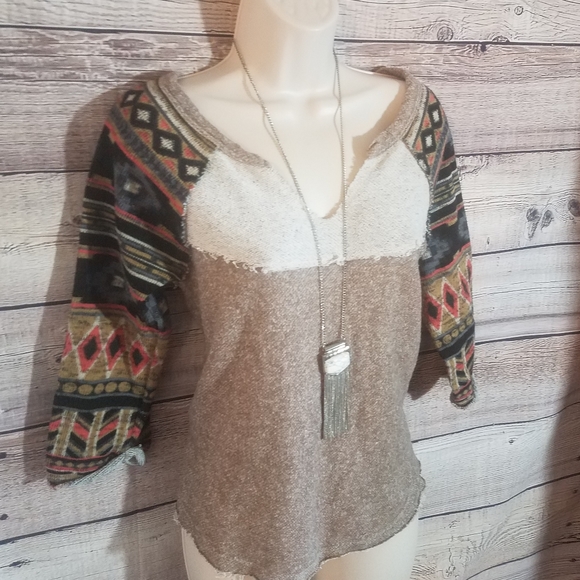 (Sold)Daytrip tribal print 3/4 top - Picture 2 of 4